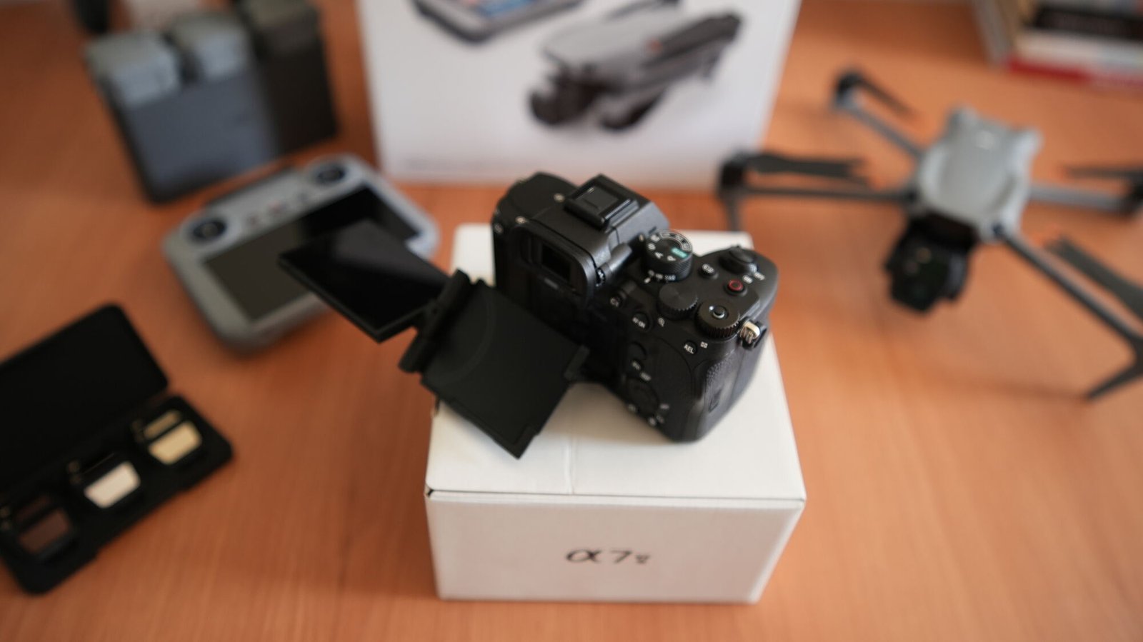 Detalhe da câmera Sony Alpha 7V com tela articulada aberta
