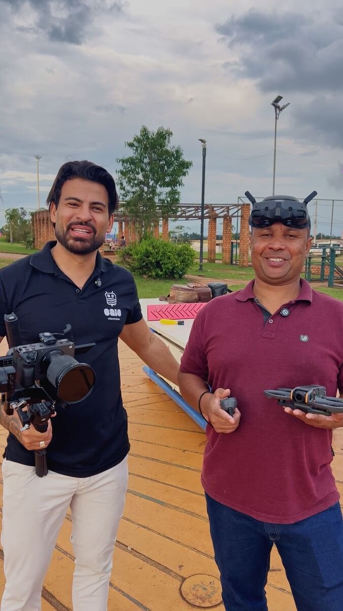 Caio Videomaker entregando câmera e drone a um ganhador