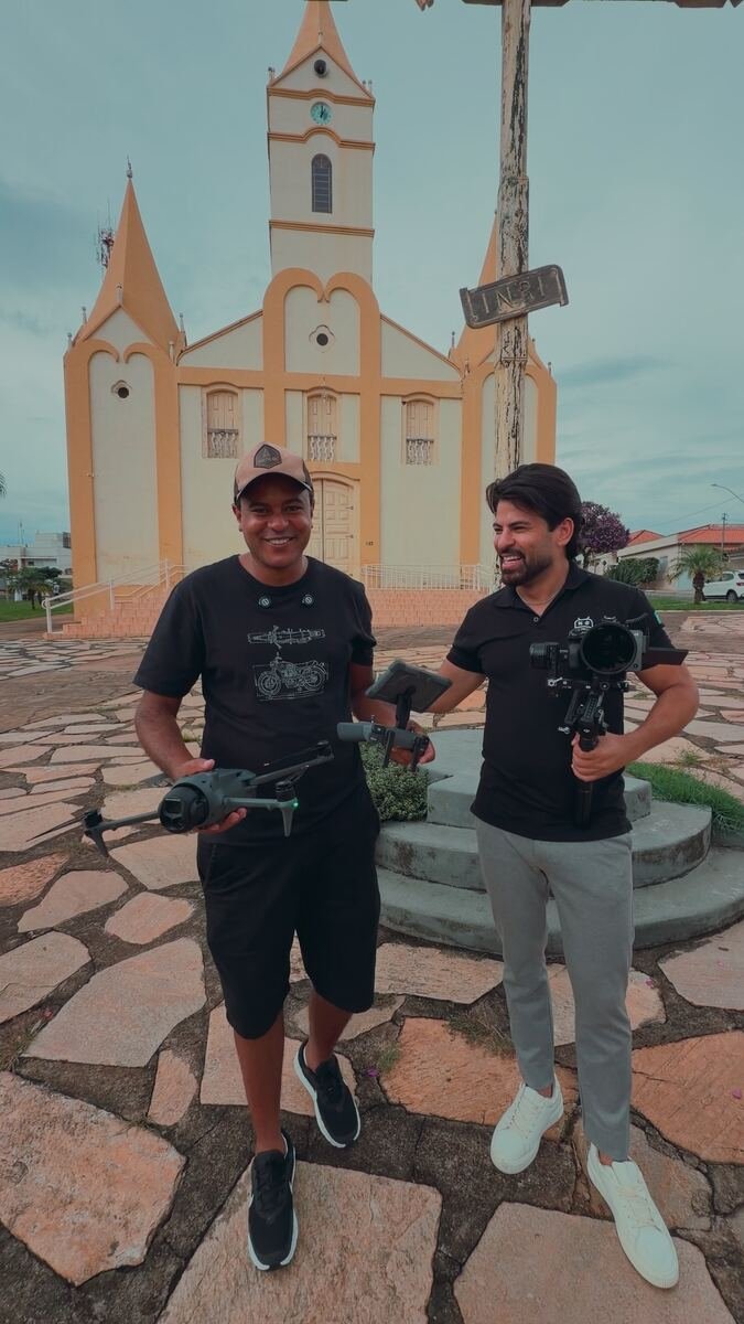 Caio Videomaker entregando drone a um ganhador